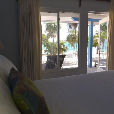 Pelican Beach Hotel Whitby Екстериор снимка
