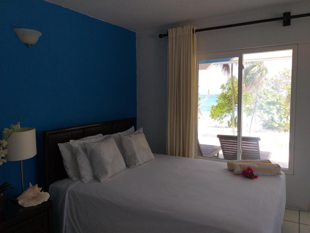 Pelican Beach Hotel Whitby Екстериор снимка